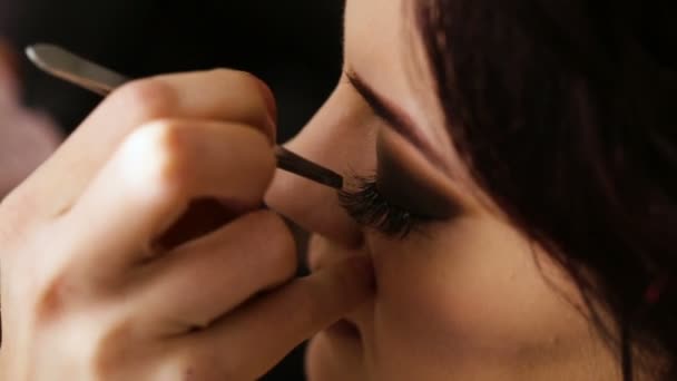 Proffessionnel maquillage artiste colle faux cils à une mariée pour sa célébration de mariage
. - Séquence, vidéo