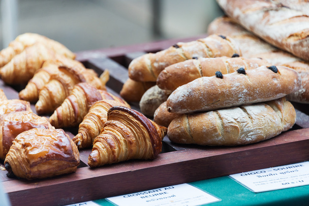 Brood in marktplaats met zacht licht - Foto, afbeelding