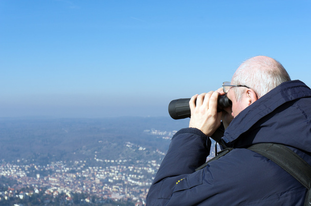 Турист, використовуючи Бінокулярний для перегляду місті Штудгарт - Фото, зображення