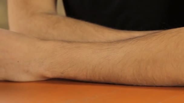 Ręce człowieka na stole - Materiał filmowy, wideo