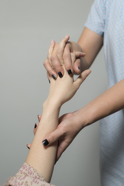 Serie de masajes: Terapeuta masajeando la mano de la mujer - Foto, imagen