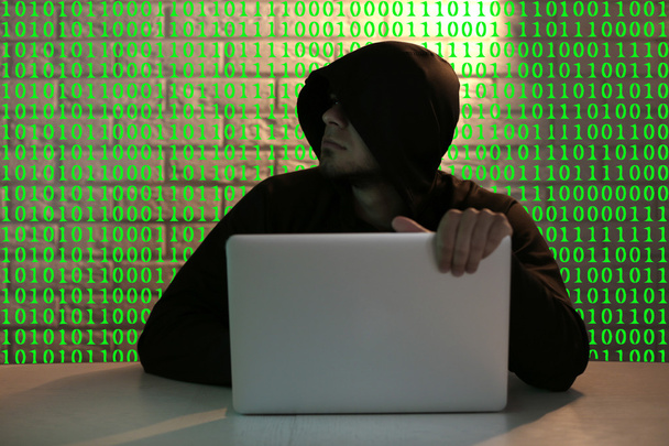 Hacker trabajando con ordenador
 - Foto, imagen