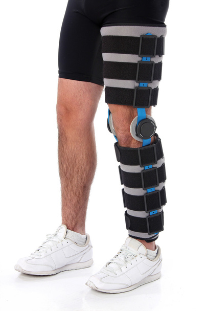 man met een been brace - Foto, afbeelding