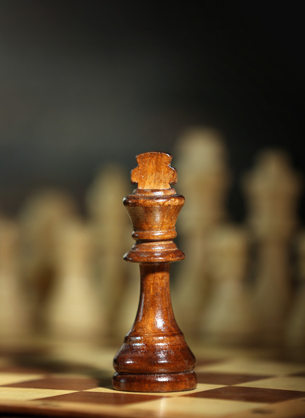 Pièces d'échecs et plateau de jeu
  - Photo, image
