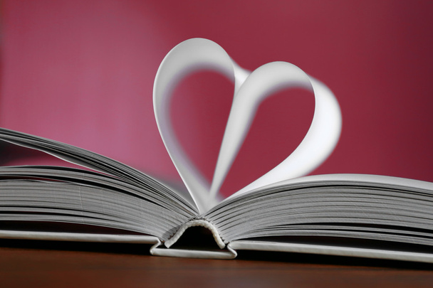 Corazón de páginas de libros
  - Foto, Imagen
