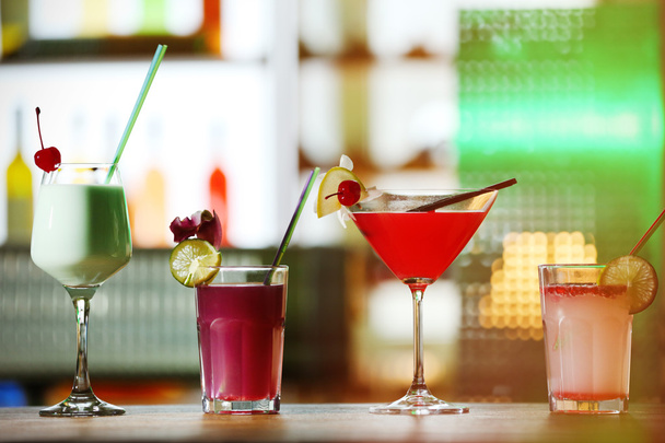 Bicchiere di cocktail al bar
   - Foto, immagini