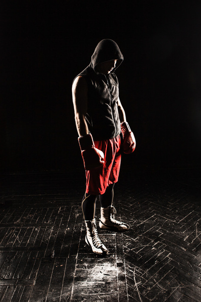De jongeman kickboksen - Foto, afbeelding
