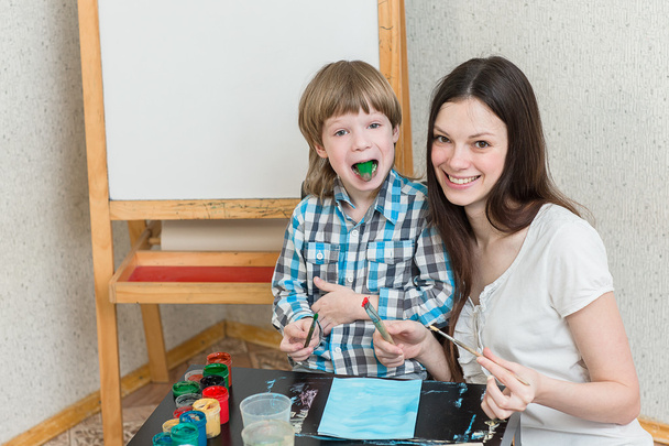 mother with boys son paint colors at home - Valokuva, kuva