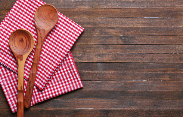Checkered napkin and spoons - Фото, изображение