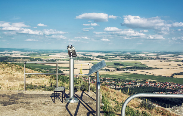 Оглядова бінокль і словацький пейзаж з полями і клоуном
 - Фото, зображення