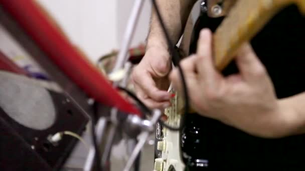 Hudebník, žádný jeden prst na ruce, hraje na elektrickou kytaru - Záběry, video