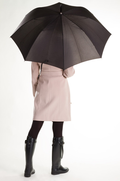 Meisje in rubberen laarzen en paraplu. - Foto, afbeelding