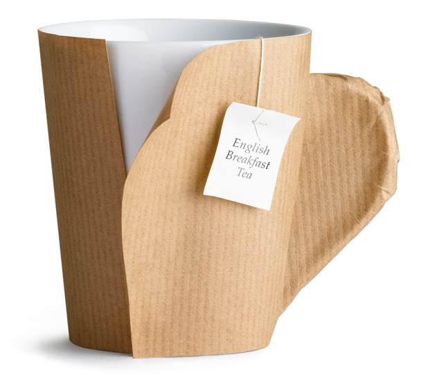 taza de té envuelto en papel marrón listo para un movimiento de oficina i
 - Foto, imagen