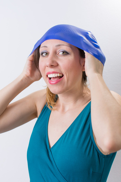 Gelukkig meisje past haar hoed zwemmen - Foto, afbeelding