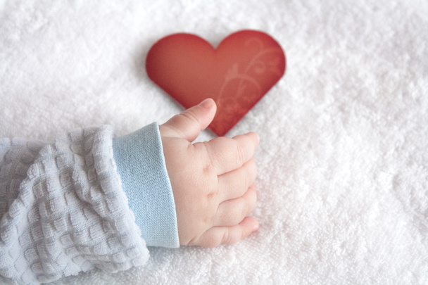 Heart shaped card in baby hand - 写真・画像