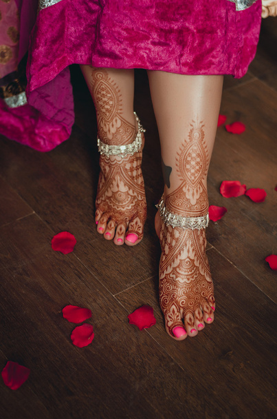 Close-up of an Indian bride's feet decorated with henna. - 写真・画像