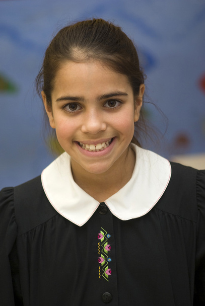 Chica de raza mixta estudiante en uniforme escolar
 - Foto, Imagen