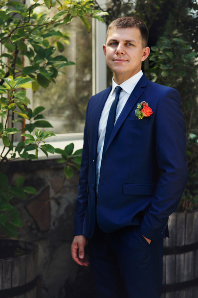 Handsome strong groom in suit - Foto, imagen