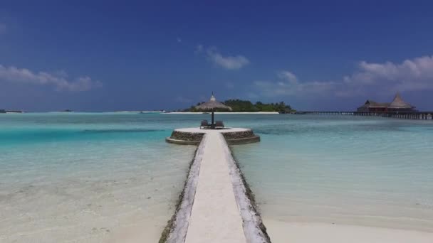 Palapa und Sonnenliegen am Malediven-Strandpier über dem Meer - Filmmaterial, Video