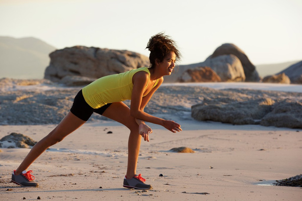 Mladá žena se těší cvičení na pláži - Fotografie, Obrázek