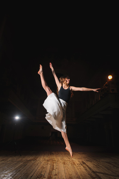 Nuori brunette tanssija tyttö split hypätä
 - Valokuva, kuva