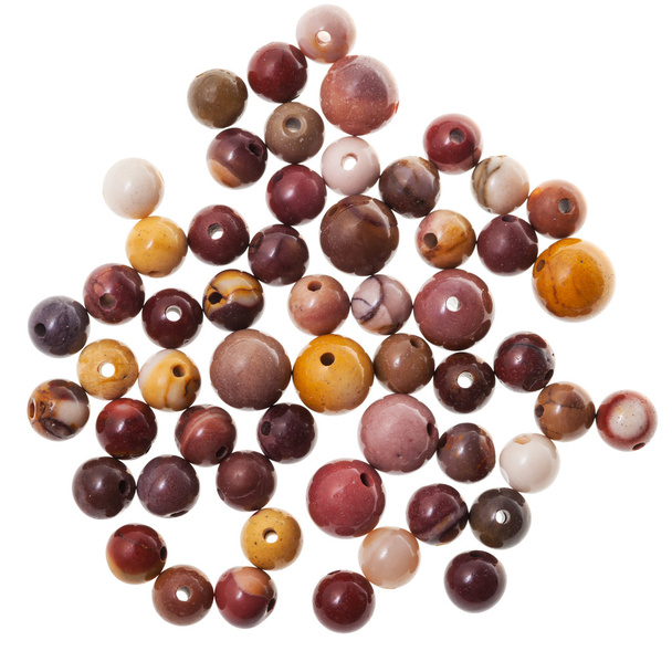 muchas perlas pequeñas de piedra preciosa de jaspe mookaite
 - Foto, imagen