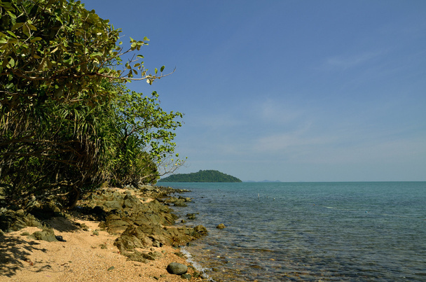 Vistas no lado da costa da Ilha do Coelho
 - Foto, Imagem