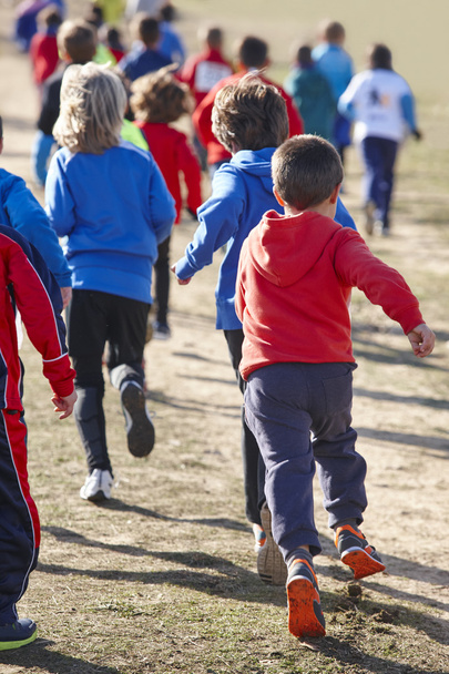 Dzieci w Lekkoatletyce runner na wyścigu cross country. Odkryty czyszczenia łancuchów Row - Zdjęcie, obraz