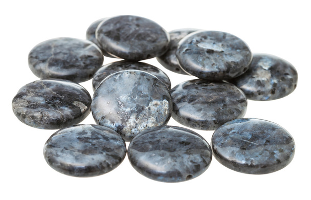 много бусин из плоского серого камня лабрадорита
 - Фото, изображение