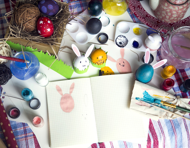 Χρωματισμός αυγά του Πάσχα για το Πάσχα ημέρα έννοια - Φωτογραφία, εικόνα
