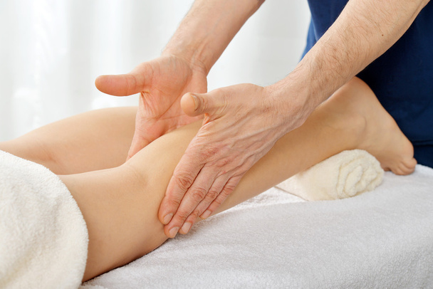 El masaje de piernas
 - Foto, Imagen