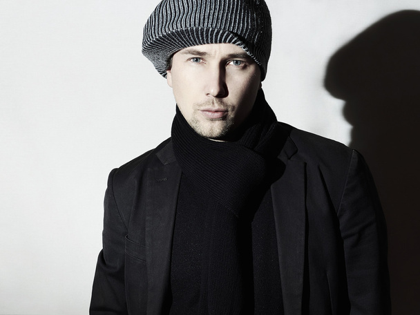 Hombre guapo de moda en scarf.Stylish Boy en hat.Young hombre
 - Foto, imagen