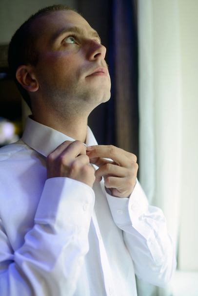 handsome groom wearing suit - Фото, зображення