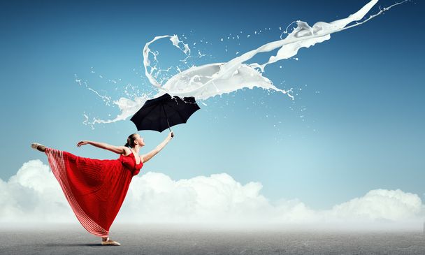 žena tanečnice s černým deštníkem - Fotografie, Obrázek