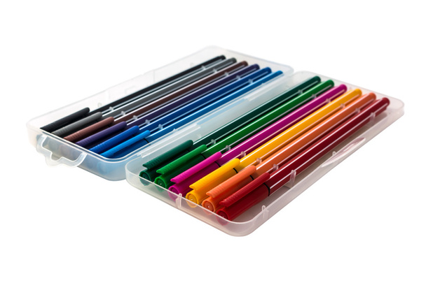Bolígrafos multicolores con caja aislada sobre fondo blanco
. - Foto, imagen