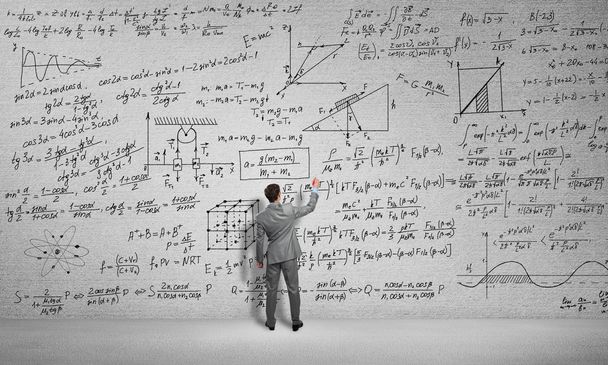 Hombre dibujando fórmulas científicas
 - Foto, imagen