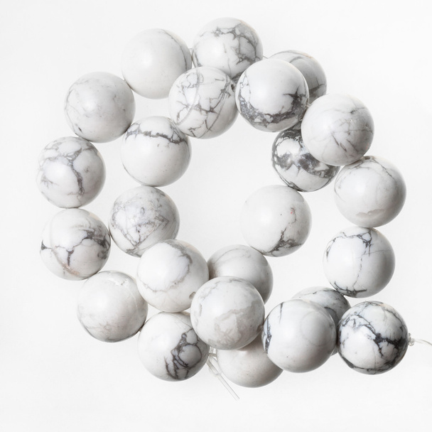 collana aggrovigliata da perline Howlite bianco
 - Foto, immagini
