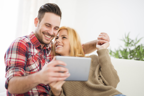 Young couple browsing internet at home - Foto, Imagen