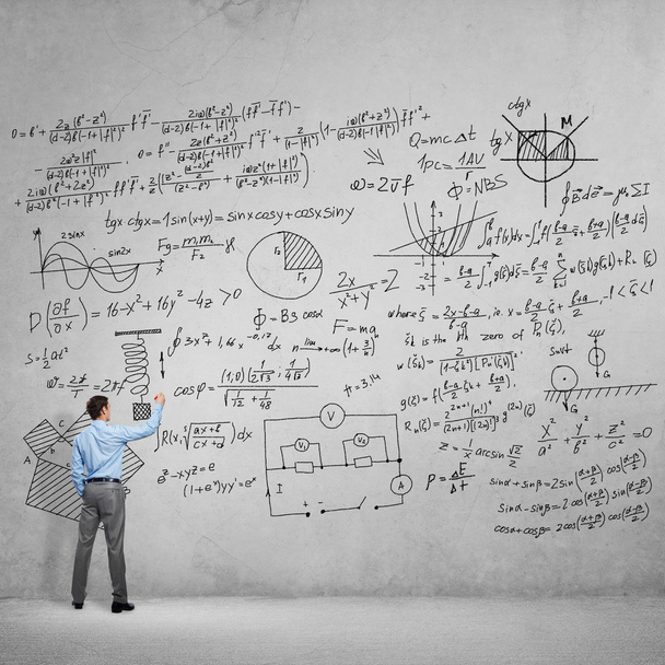 Homme dessinant des formules scientifiques
 - Photo, image