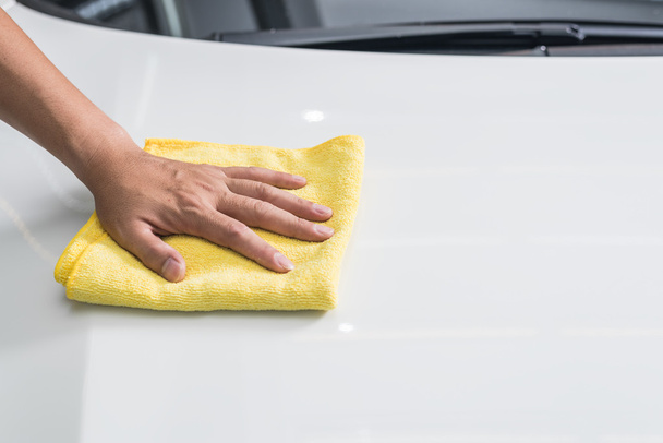Car λεπτομερώς σειρά: Καθαρισμός λευκό αυτοκίνητο κουκούλα - Φωτογραφία, εικόνα