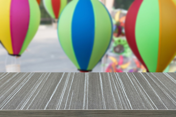 πολύχρωμα μικρό μπαλόνι και καλάθι παιχνίδι - Φωτογραφία, εικόνα