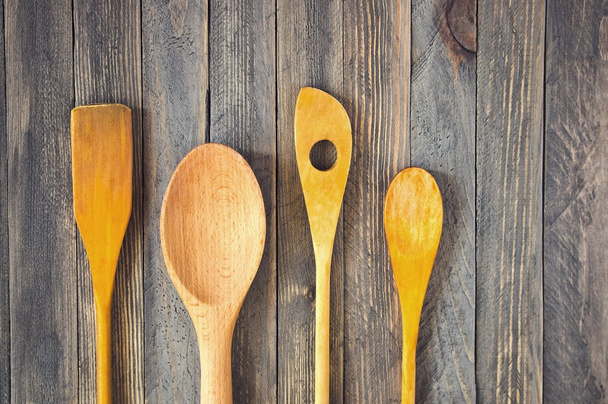 Wooden kitchen spatulas and spoons - Foto, Imagem