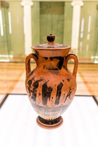 Vase grec antique représentant Ulysse combattant le cyclop dans le museam d'Abkhazie
 - Photo, image