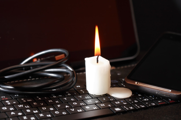 Kerze auf Laptop - Foto, Bild
