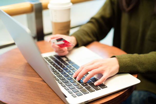 Жінка використовує ноутбук з кредитною карткою для покупок в Інтернеті
 - Фото, зображення