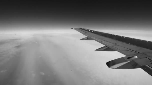 Літак літає над хмарами
 - Кадри, відео