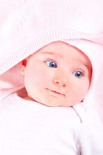lustiges Baby-Mädchen auf rosa Decke. - Foto, Bild