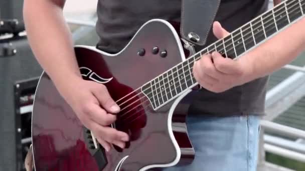 suonare assolo di chitarra in onda
 - Filmati, video