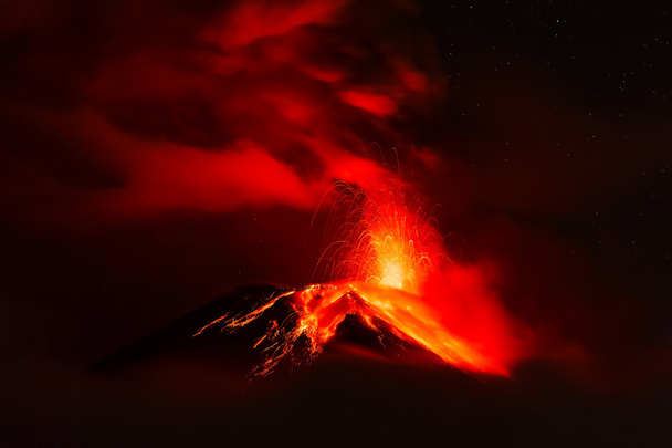 Exploze Tungurahua v noci - Fotografie, Obrázek