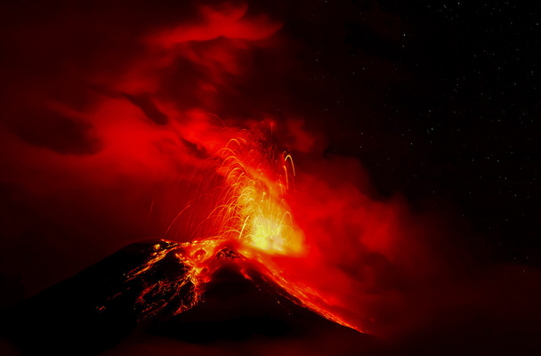 Explosion nocturne du volcan Tungurahua
 - Photo, image